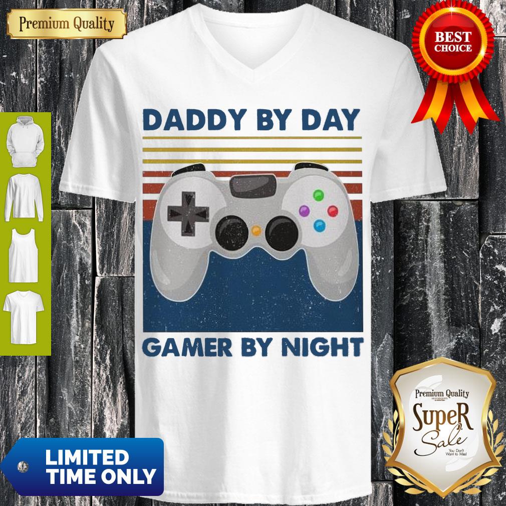 Vintage Family Daddy By Day Gamer By Night V-neck Vintage Family Daddy By Day Gamer By Night V-neck