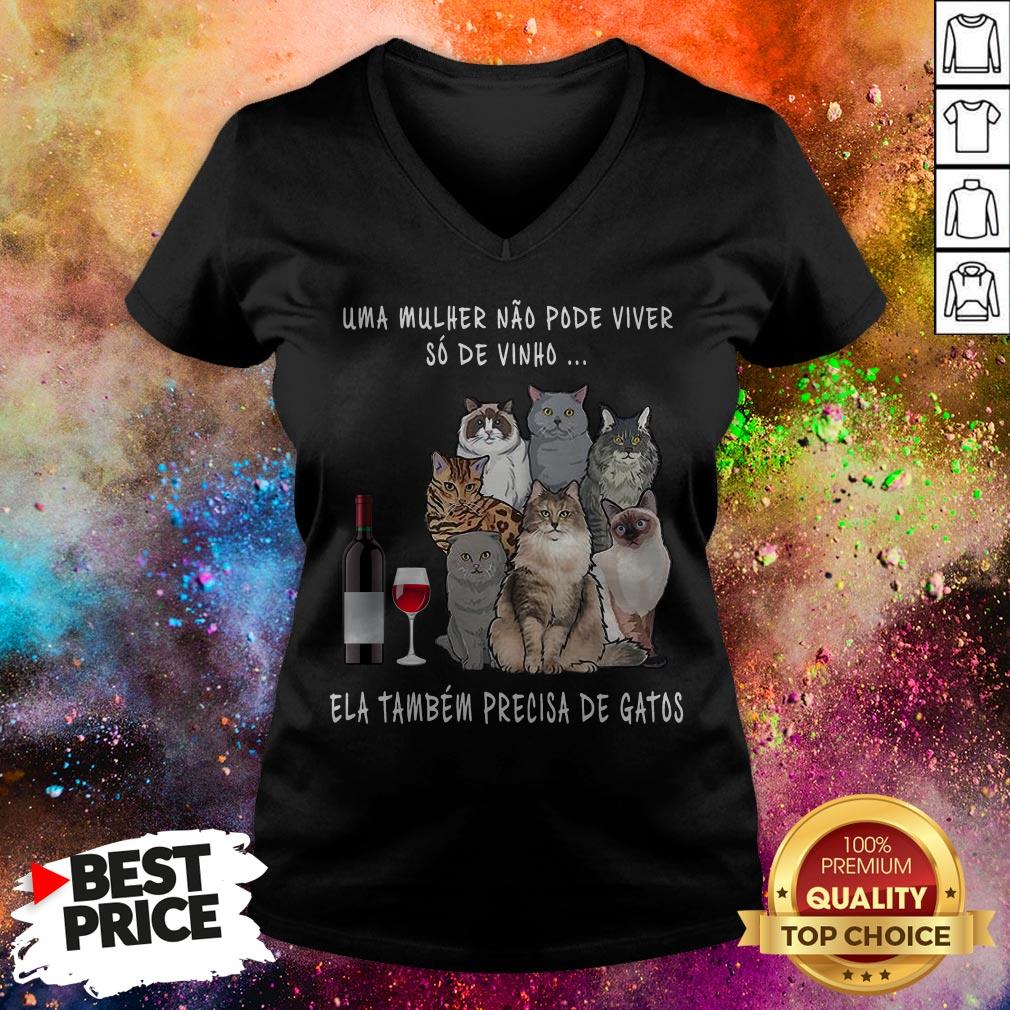 Uma Mulher Nao Pode Viver So De Vinho Ela Tambem Precisa De Gatos Shirt Uma Mulher Nao Pode Viver So De Vinho Ela Tambem Precisa De Gatos V-neck
