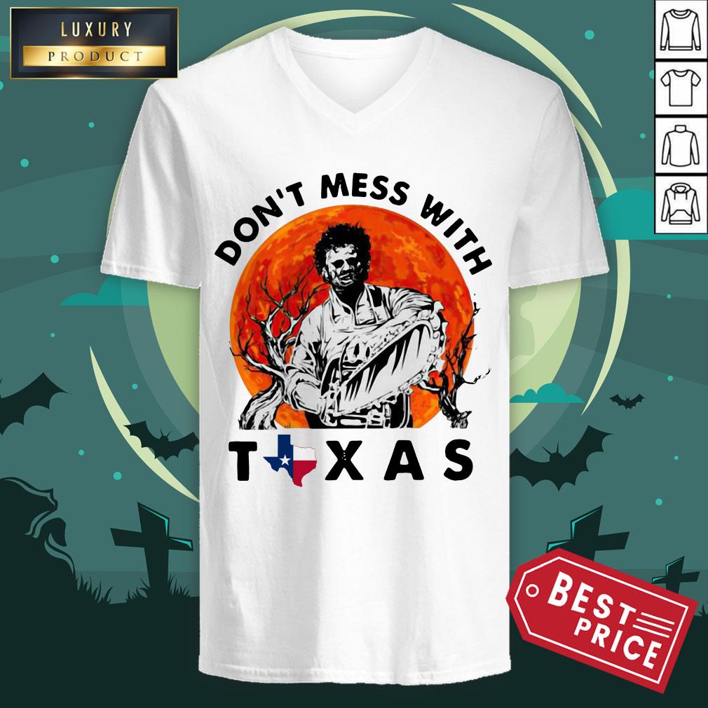 Halloween Leatherface Don’t Mess With Texas Shirt Halloween Leatherface Don’t Mess With Texas V-neck