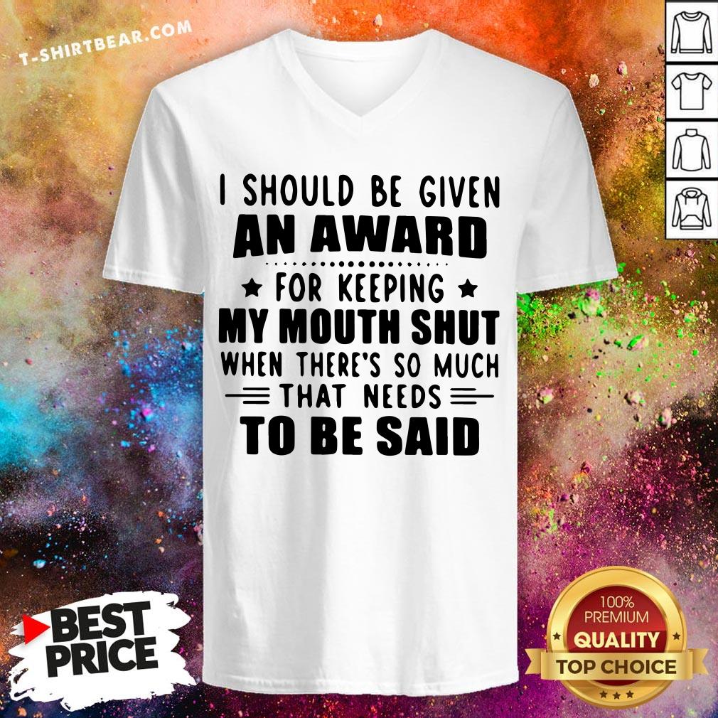 Nice I Should Be Given An Award For Keeping My Mouth Shut When There’s So Much That Needs To Be Said V-neck - Design By T-shirtbear.com Nice I Should Be Given An Award For Keeping My Mouth Shut When There’s So Much That Needs To Be Said V-neck - Design By T-shirtbear.com