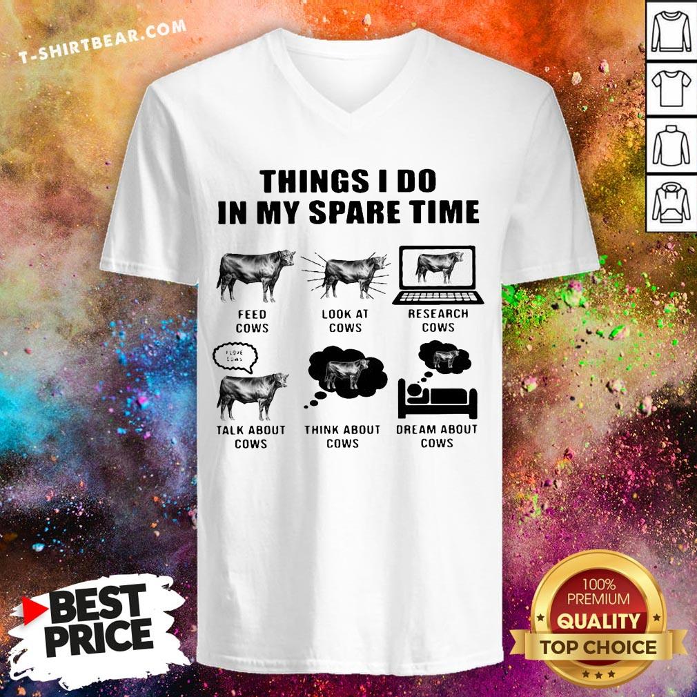 Top Things I Do In My Spare Time Feed Cows Look At Cows Research Cows V-neck - Design By T-shirtbear.com Top Things I Do In My Spare Time Feed Cows Look At Cows Research Cows V-neck - Design By T-shirtbear.com