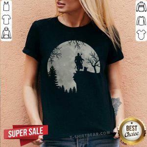 Baby Yoda And Mandalorian In Moon V-neck - Design by T-shirtbear.com