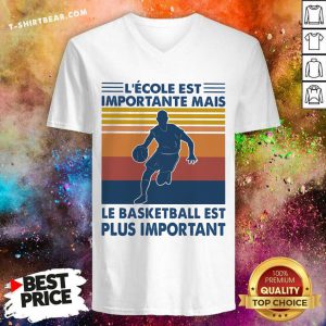 Le Basketball Est Plus Important Vintage V-neck - Design by T-shirtbear.com