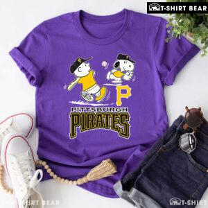 Peanuts Charlie Brown And Snoopy Playing Baseball Pittsburgh Pirates T-Shirt
