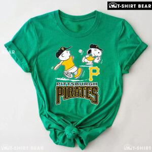 Peanuts Charlie Brown And Snoopy Playing Baseball Pittsburgh Pirates T-Shirt