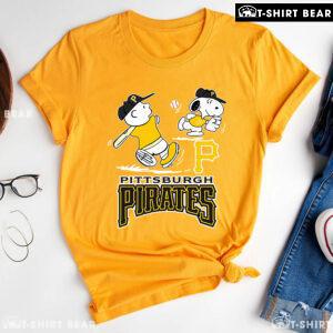 Peanuts Charlie Brown And Snoopy Playing Baseball Pittsburgh Pirates T-Shirt