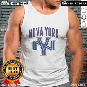Alt Text: Official New York Knicks Nova York tank top featuring team colors and logo, perfect for fans and summer wear.
