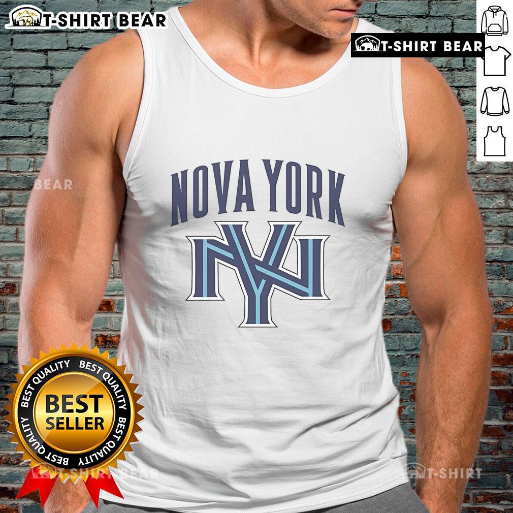 Alt Text: Official New York Knicks Nova York tank top featuring team colors and logo, perfect for fans and summer wear.