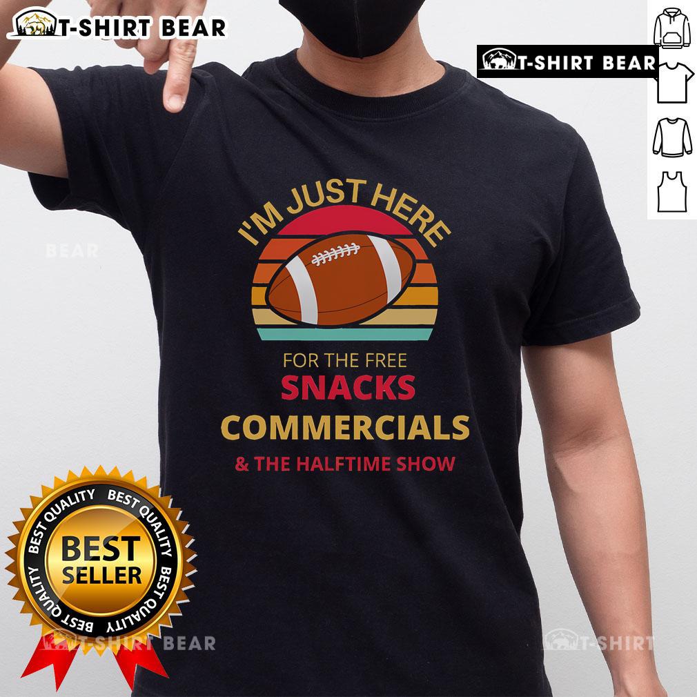 Alt Text: Top I'M Just Here For The Free Snacks Commercials Half Time Show T-Shirt, perfect for game day fun and snacks!