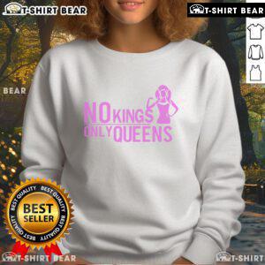 Stylish 'Pretty No Kings Only Queens' sweatshirt in black, perfect for empowering women's fashion and casual wear.
