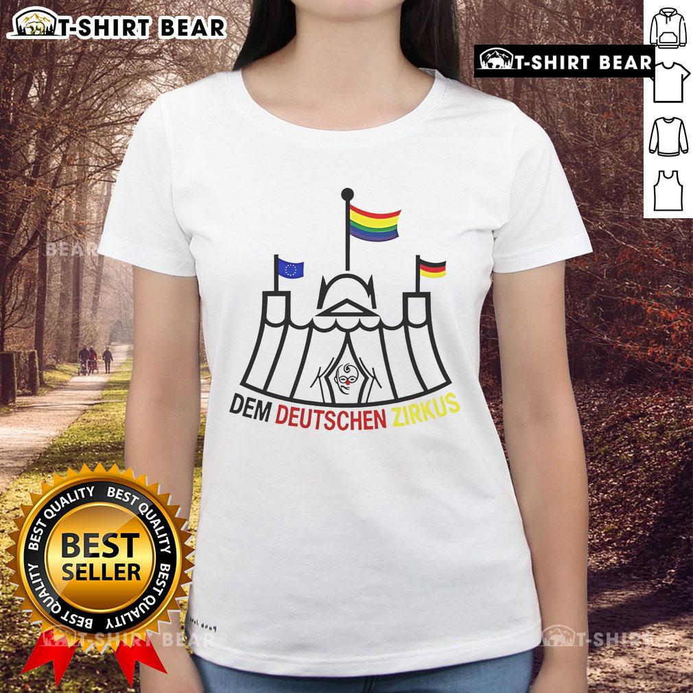 Alt Text: Top-Dem-Deutschen-Zirkus-Ladies-Tee featuring a vibrant circus design, perfect for circus enthusiasts and fashion lovers.