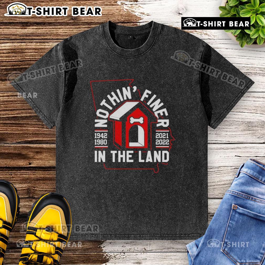 Top Georgia Bulldogs 'Nothin Finer In The Land' washed t-shirt in red, perfect for fans and game day. Show your team spirit!