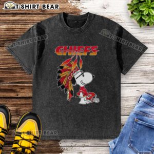 Cute Snoopy War Bonnets Kansas City Chiefs football helmet washed t-shirt, perfect for NFL fans and collectors.