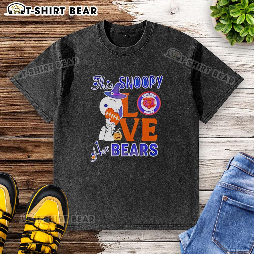 Alt Text: Top This Snoopy Love Her Chicago Bears Washed T-Shirt featuring a cute Snoopy graphic and vintage design.