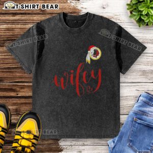 Pretty Wifey Washington Redskins Santa Hat Merry Christmas washed t-shirt, perfect for festive game day celebrations.