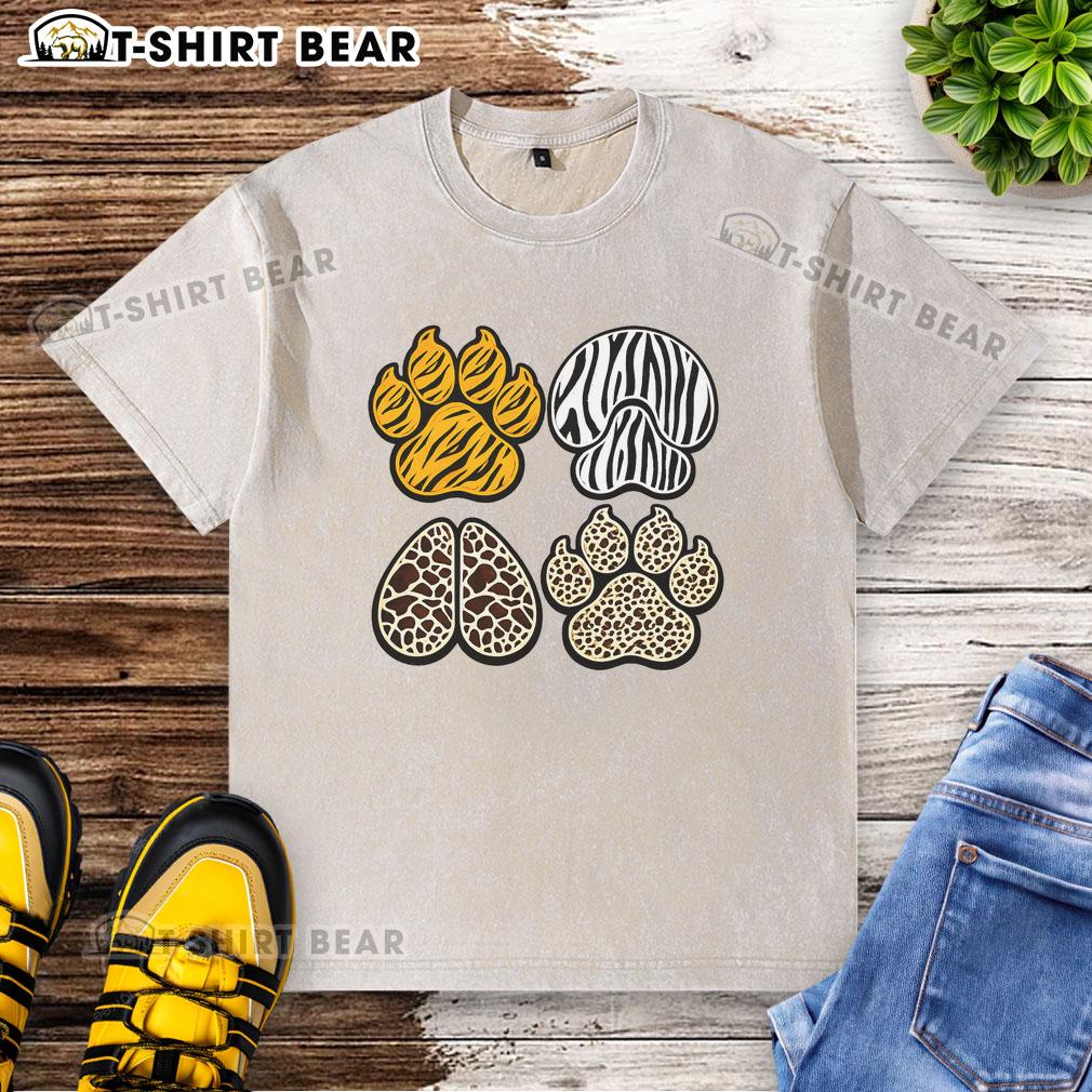Stylish washed t-shirt featuring a pretty animal print design with playful paw motifs for fashion lovers.